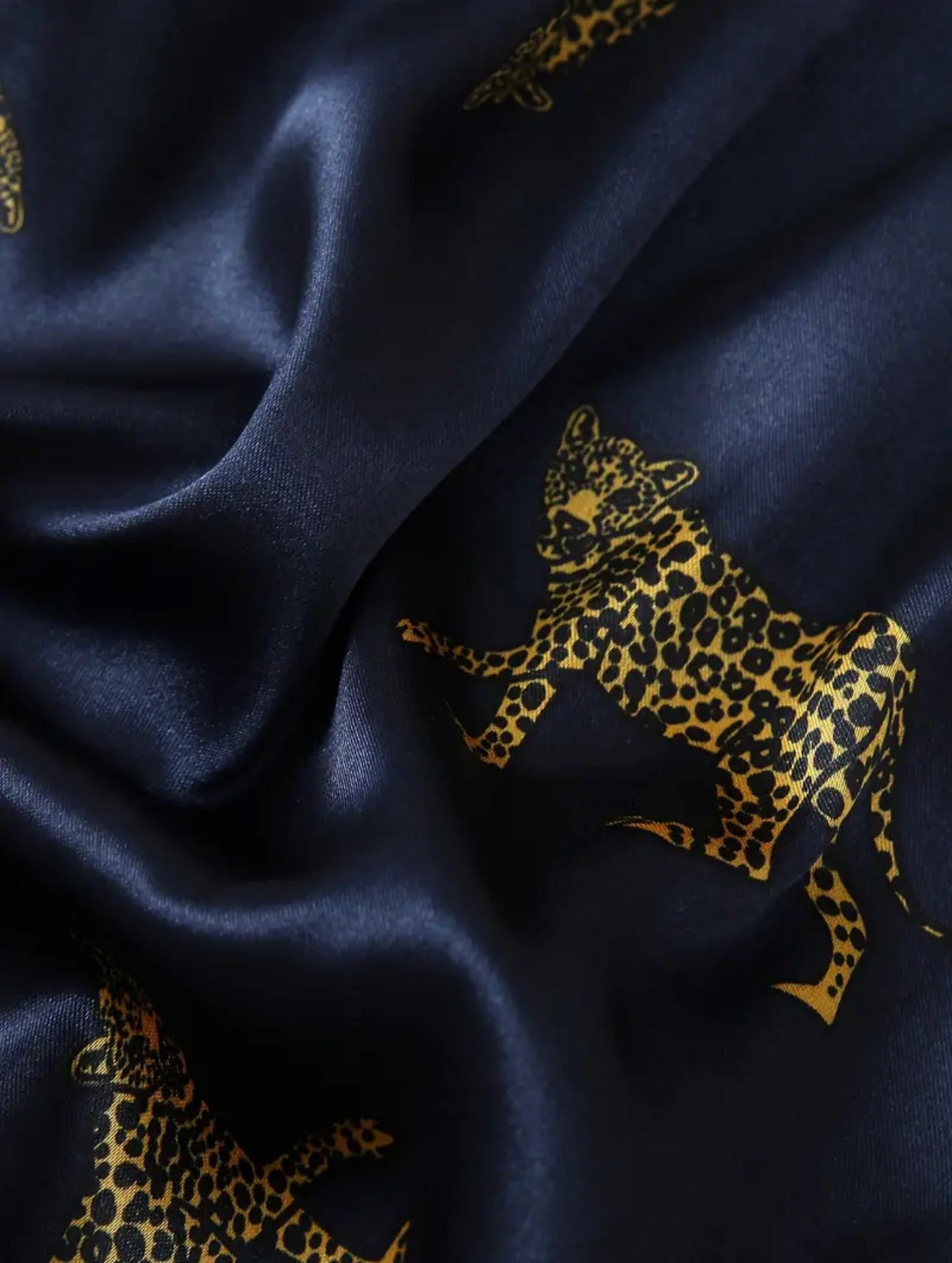 Pajama Set with a Luxurious Printed Leopard Patterns